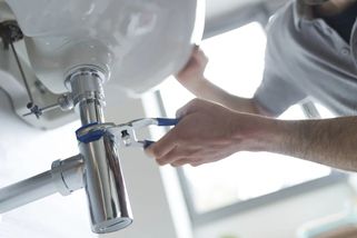 Na tyto opravy Češi běžně volají drahé řemeslníky. Přitom často stačí zavolat pojišťovně a vše uhradí za vás